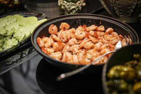 Shrimp / prawns in cast iron pan の写真素材
