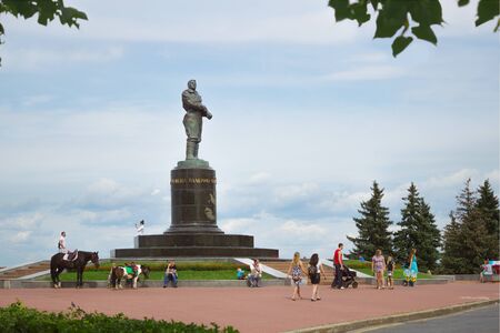 NIZHNY NOVGOROD, RUSSIA - JUL 19, 2015: People near the monument to Chkalov. Chkalov monument on the main square in Nizhny Novgorod on JUL 19, 2015 in Nizhny Novgorodのeditorial素材