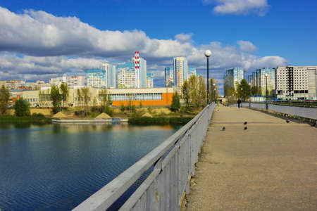 RUSSIA, NIZHNY NOVGOROD - SEP 24, 2017: Pedestrian bridge across the Meshchersky lake in the same residential areaのeditorial素材
