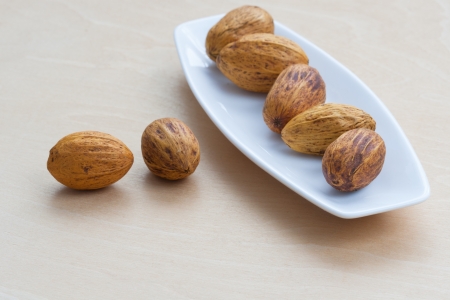 brown nuts lying in a row on a platterの写真素材