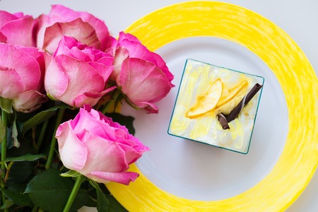 bouquet of pink roses on the table with dessertの写真素材