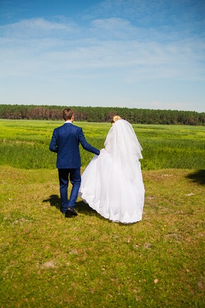 The bride and groom are standing on a mountainの写真素材