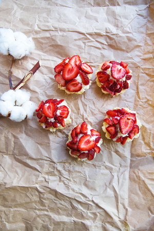 Beautiful and bright cupcakes with strawberries, delicious and simple.の写真素材