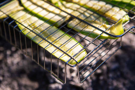 Delicious, sweet young grilled popcorn lies on a wooden board, outdoor recreation, proper nutrition. Close-upの写真素材