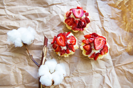 Beautiful and bright cupcakes with strawberries, delicious and simple.の写真素材