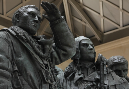 Bomber Command memorial in Green Park, London, in memory of the 55,573 aircrew from Britain and the Commonwealth killed during the Second World War. The centre of the memorial features a 9 foot bronze sculpture of seven aircrew looking skywards.のeditorial素材