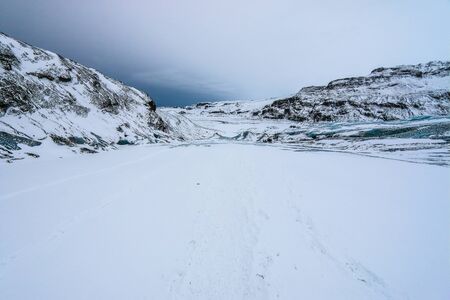 The Solheimajokull glacier tongue, which descends from the M?rdalsjokull glacier covering the Katla volcano in Southern Iceland.の写真素材