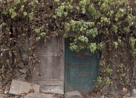 Crumbling, overgrown tomb in the National Cemetery Cementerio General de Santiago, Santiago, Chile.のeditorial素材