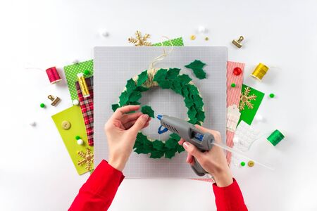 DIY instruction. Making a Christmas wreath from felt. Craft tools and supplies. Step 5の写真素材