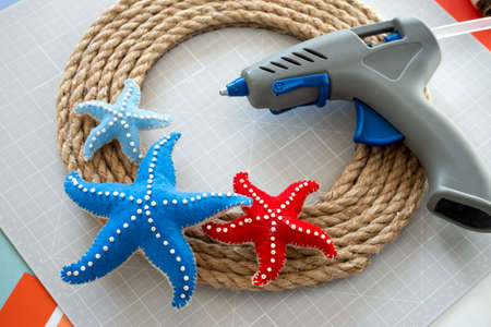 DIY instruction. Step by step tutorial. Making Summer decor - wreath of rope with sea stars made of felt. Craft tools and supplies. Step 6の写真素材