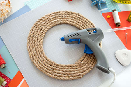 DIY instruction. Step by step tutorial. Making Summer decor - wreath of rope with sea stars made of felt. Craft tools and supplies. Step 5の写真素材
