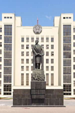 Monument to Lenin in front of government house in Minskのeditorial素材