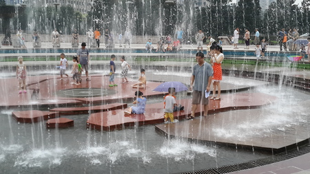 Children playing in the water fountain at Shanghai People\'s Square.のeditorial素材