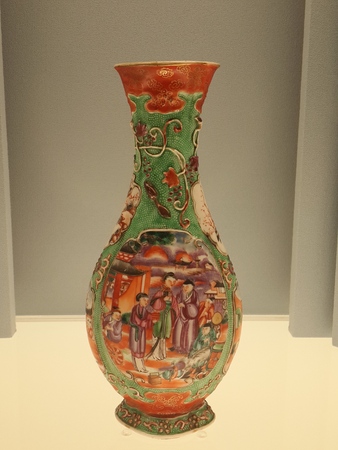 Porcelain vase at the Shanghai Museumのeditorial素材