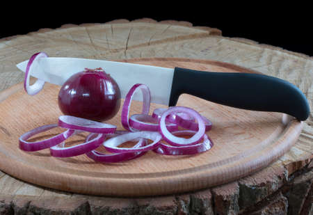 Red onion cuts on a wooden boardの写真素材