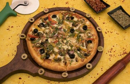 spicy thin crust pizzaの写真素材