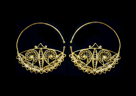 beautiful gold ornaments on a dark background. gold jewelry for women. necklace and earringsの写真素材