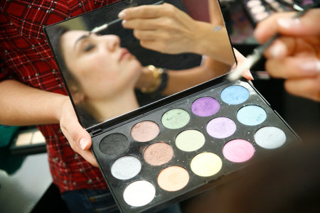 BAKU, AZERBAIJAN - SEPTEMBER 14, 2014: Make-up artist makes up the bride before the wedding at the hairdresser.のeditorial素材