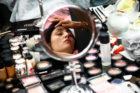 BAKU, AZERBAIJAN - SEPTEMBER 14, 2014: Make-up artist makes up the bride before the wedding at the hairdresser.のeditorial素材