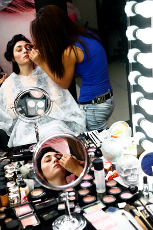 BAKU, AZERBAIJAN - SEPTEMBER 14, 2014: Make-up artist makes up the bride before the wedding at the hairdresser.のeditorial素材