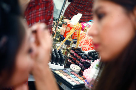 BAKU, AZERBAIJAN - SEPTEMBER 14, 2014: Make-up artist makes up the bride before the wedding at the hairdresser.のeditorial素材