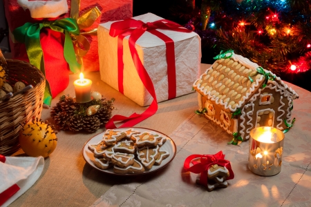 Christmas table set with gingerbread cakesの写真素材