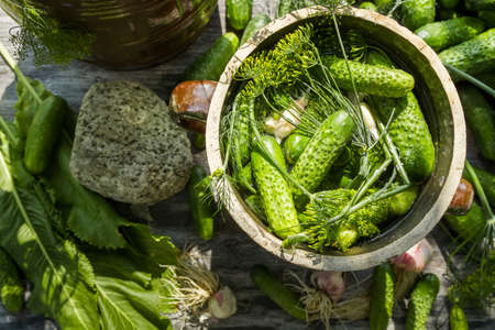 Pickling low-salt cucumbers in a clay pot