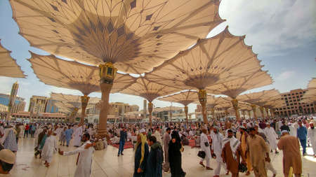 Medina , Saudi Arabia - 01 December 2019 : Umra and Hajj Journey at Prophet Muhammad Mosque Masjid un Nabawiのeditorial素材