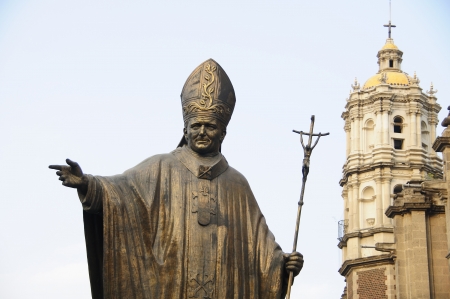 Statue of Pope John Paul II in front of the old Basilica of Our Lady of Guadalupeの写真素材