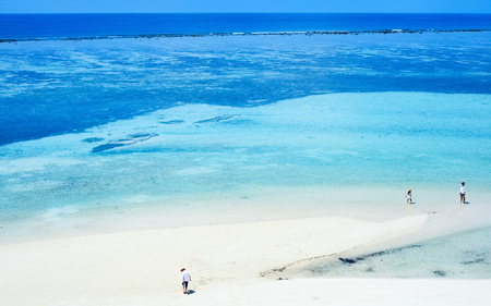 Aerial view of mother and kids enjoying tropical beach vacationの写真素材