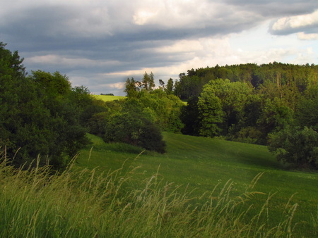 Spring landscape before the storm, dramatic clouds in the sky, gloomy light,の写真素材