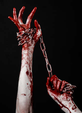 bloody hand holding chain, bloody chain, halloween theme, black background, isolated, killer, fan, crazyの写真素材
