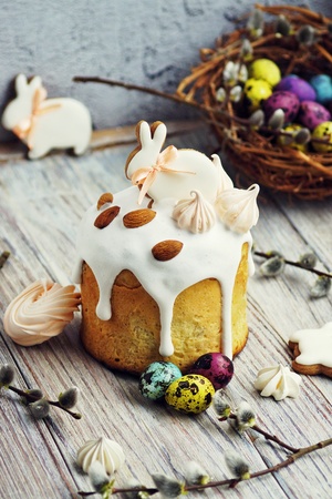 Easter cake with gingerbread on the table, the table is decorated with flowers, rabbits and eggs.の写真素材