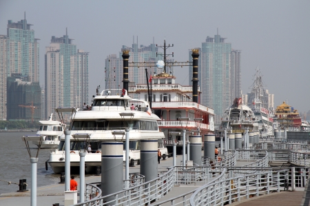 Tourist boats on the river Huangpu in Shanghai, Chinaのeditorial素材