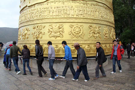 SHANGRI-LA, CHINA - CIRCA JUNE 2012 People move big buddhist khorのeditorial素材