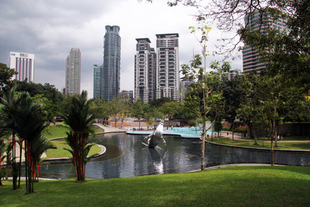 KUALA LUMPUR, MALAISYA - 03 JANUARY 2014 Park near KLCC towers in center of modern cityのeditorial素材