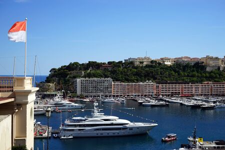 MONACO, MONACO - CIRCA JULY 2015 Monaco flag and yachtsのeditorial素材
