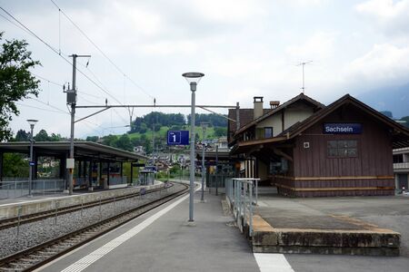 SACHSELN, SWITZERLAND - CIRCA AUGUST 2015 Platform and railway stationのeditorial素材