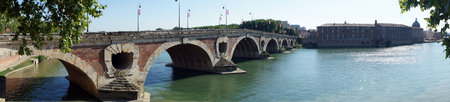 TOULOUSE, FRANCE - CIRCA JULY 2015 Panorama of arch bridge an d Garonne riverのeditorial素材