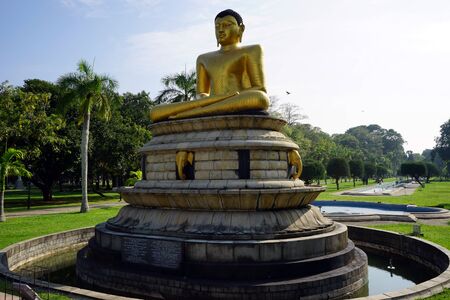 COLOMBO, SRI LANKA - 07 November 2016 Buddha statue in Vihara Maha Devi parkのeditorial素材
