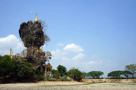 HPA AN, MYANMAR - CIRCA APRIL 2017 Kyaukkalat Pagodaのeditorial素材