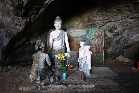 MAWLAMYINE, MYANMAR - CIRCA APRIL 2017 Buddha in Tha Maing Win Kha Yon Gu Hsan Daw Shin Hpa Yarのeditorial素材