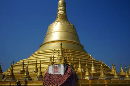 BAGO, MYANMAR - CIRCA APRIL 2017 Shwemawdaw Pagodaのeditorial素材