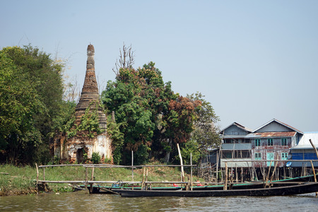 Old brick pagoda on the Inle lakeのeditorial素材