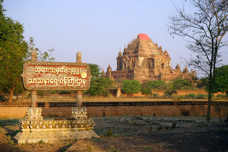 BAGAN, MYANMAR - CIRCA APRIL 2017 Htilominlo pagodaのeditorial素材