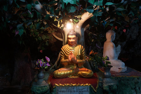 PYIN OO LWIN, MYANMAR - CIRCA APRIL 2017 Buddhas in Peik Chin Myaung caveのeditorial素材