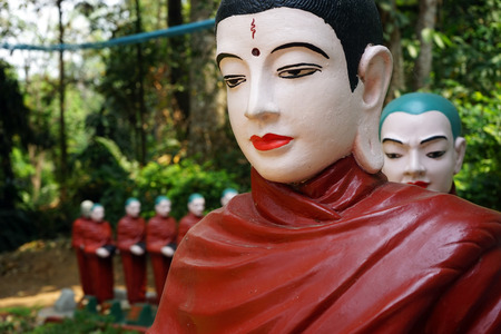 PYIN OO LWIN, MYANMAR - CIRCA APRIL 2017 Buddhas near entrance of Peik Chin Myaung caveのeditorial素材