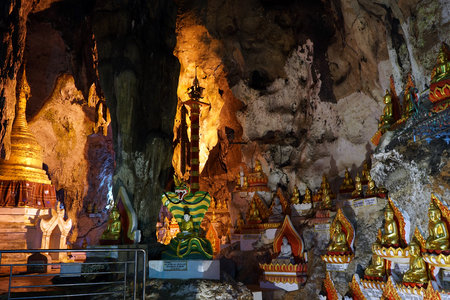 PINDAYA, MYANMAR - CIRCA APRIL 2017 Buddhas and stupa in Pindaya cavesのeditorial素材