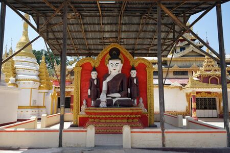 PINDAYA, MYANMAR - CIRCA APRIL 2017 Buddhas in Zaydigyi Pagodaのeditorial素材