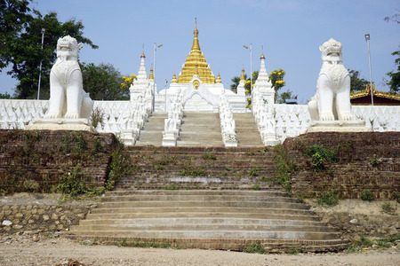 MANDALAY, MYANMAR - CIRCA APRIL 2017 Sat Tau Yar Pagoda in Mingunのeditorial素材